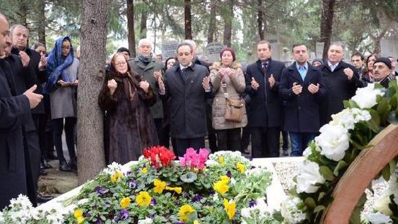 Dışişleri Eski Bakanı İsmail Cem Kabri Başında Anıldı