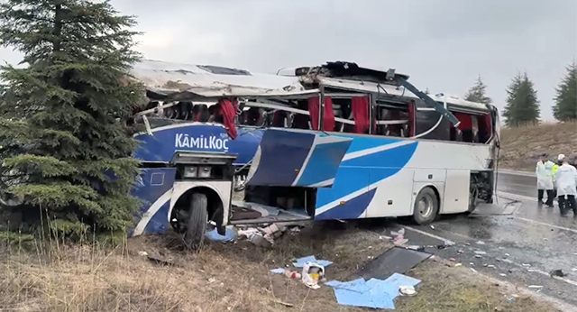 Eskişehir’de Yolcu Otobüsü Kontrolden Çıkıp Devrildi, Ölü ve Yaralılar Var