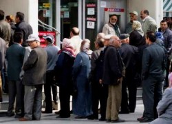 BANDIRMA, ÇEVRE BELDELER VE KÖYLERDE GELEN B?NLERCE EMEKL? BANKA ÖNLER?NDE UZUN KUYRUKLAR OLU?TURDU